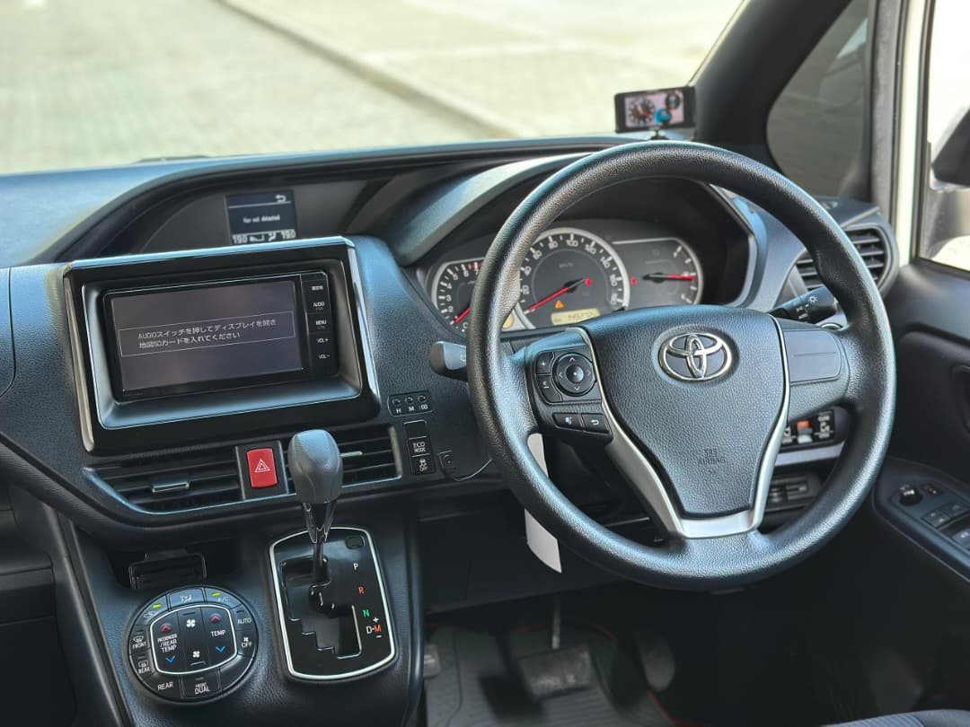 Toyota noah thumbnail 4